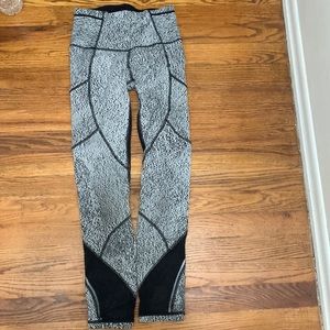 Like new! Lululemon leggings. Size 4. Black/light gray texture print